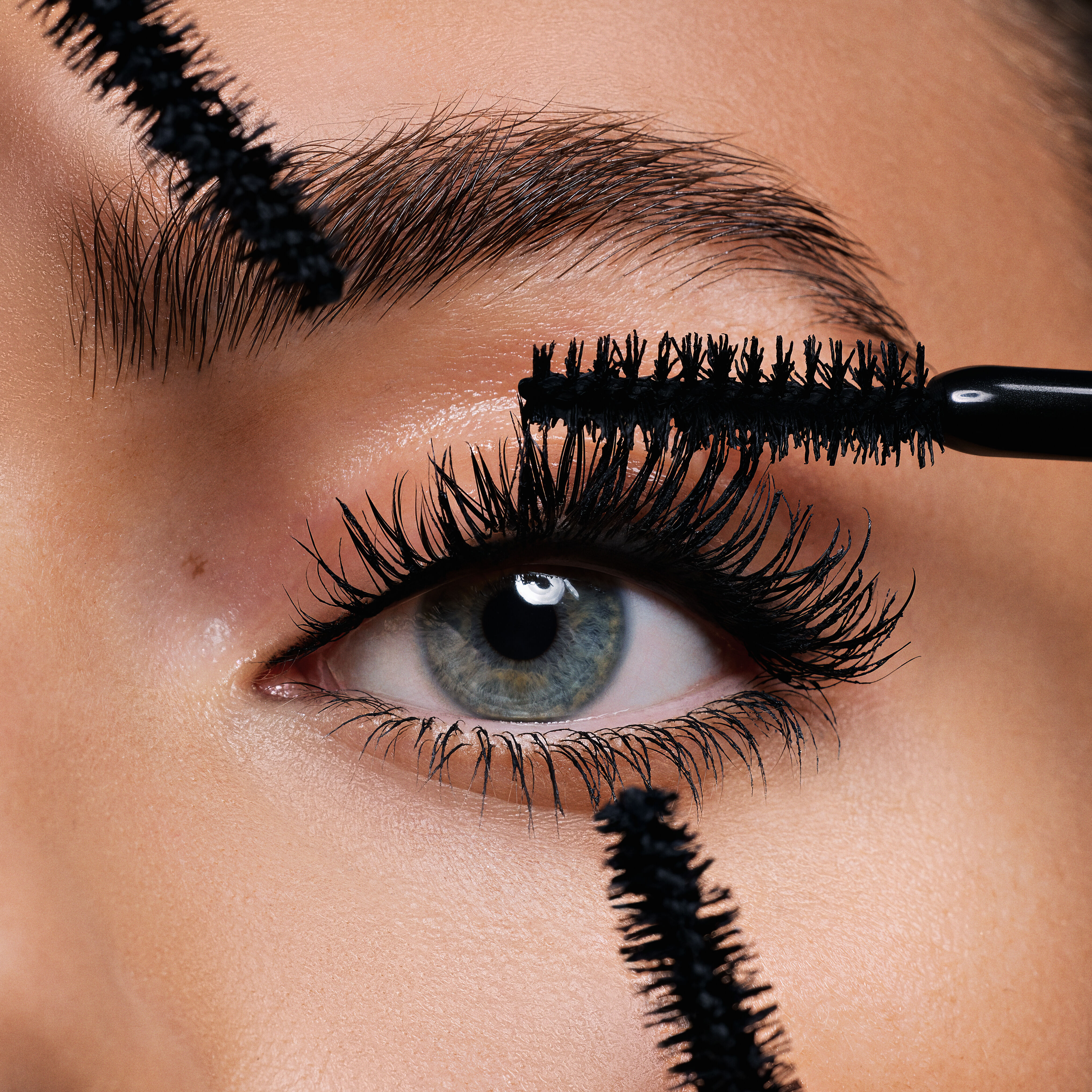 Les Yeux Noirs Aqua Extrema image number 8