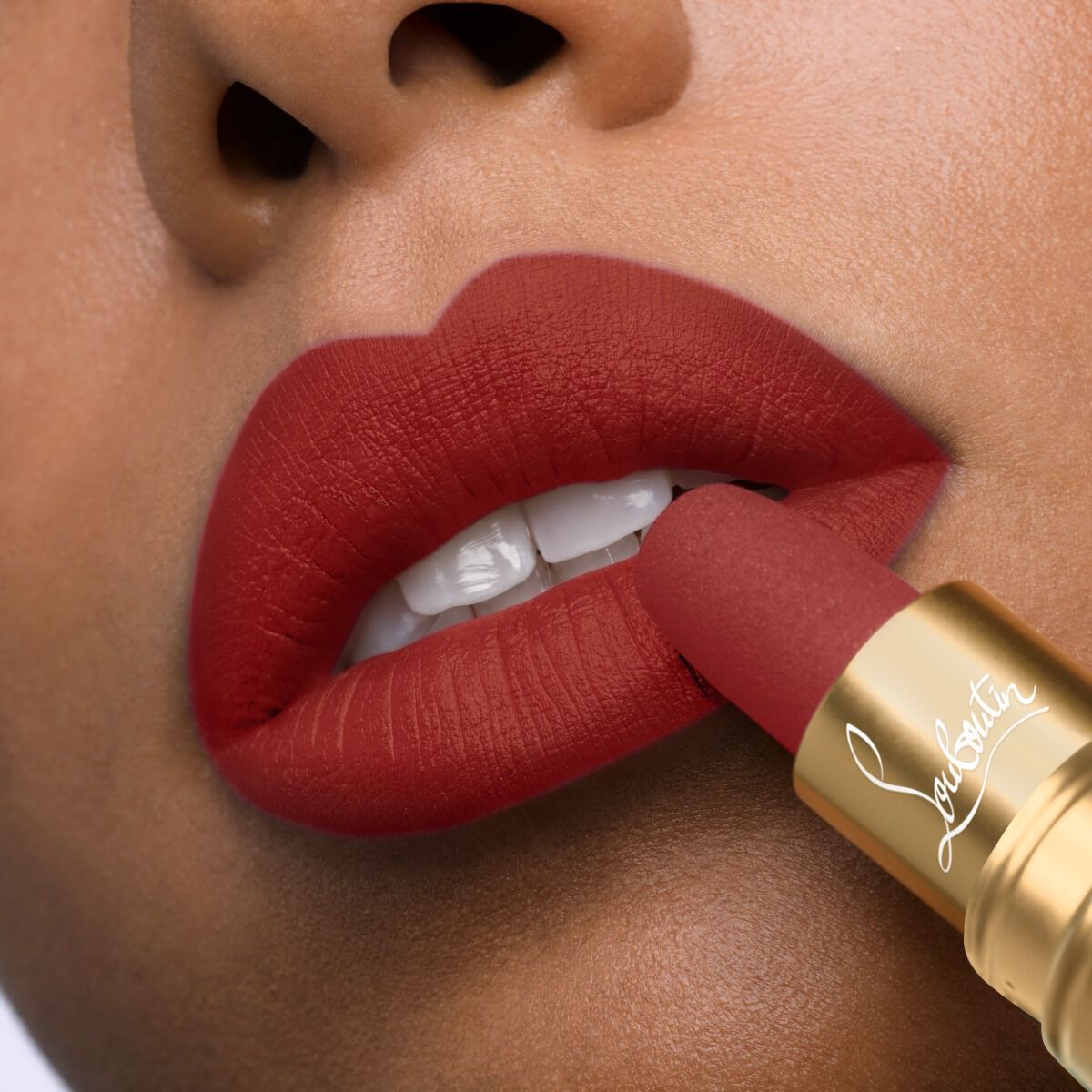 Epic Brunette image number 3